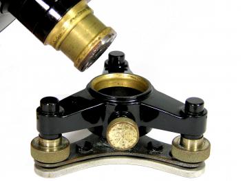 The base is inserted into the tribrach, similar to later Zeiss models and the Askania.