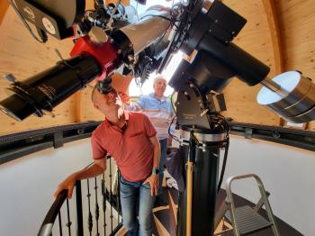 One of the visitors admiring the Sun through the Celestron C11 EdgeHD (image by Sandra Hoving).